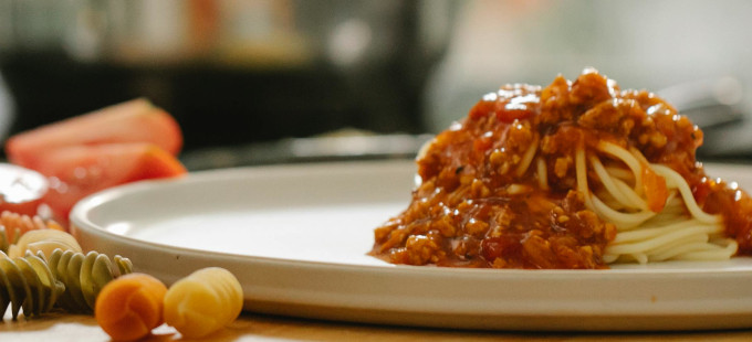 Titelbild: Kann Spaghettiessen Kunst sein?