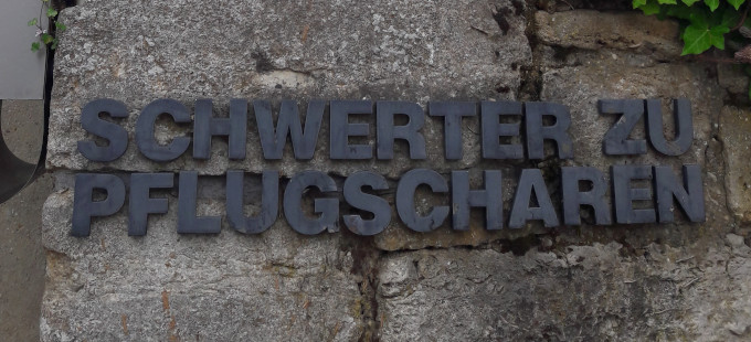 Titelbild: Schwerter statt Pflugscharen – Was bedeutet Pazifismus heute?