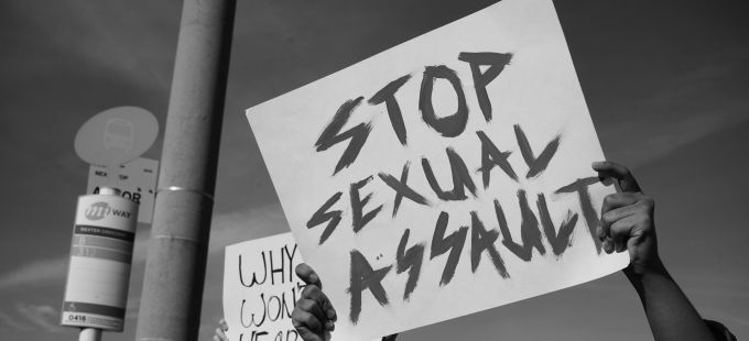Titelbild: Sexualisierte Gewalt: „Wir sollten unbedingt diesen erschütternden Geschichten zuhören“