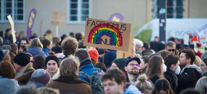 Titelbild: "Wir haben kein Problem damit, dass du rechts bist. Sondern damit, wie du es bist"