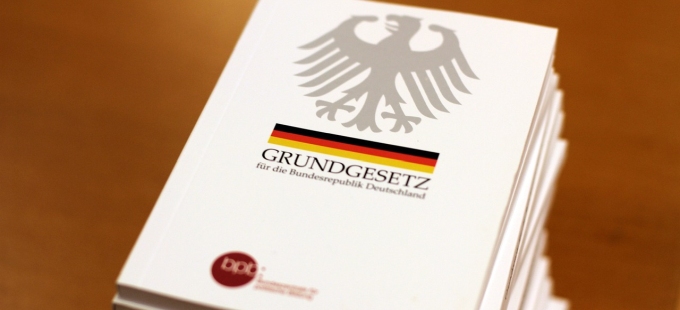 Titelbild: Keine Panik, dem Grundgesetz geht es gut!