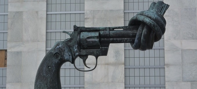 Titelbild: Können wir uns nur mit Waffen verteidigen?