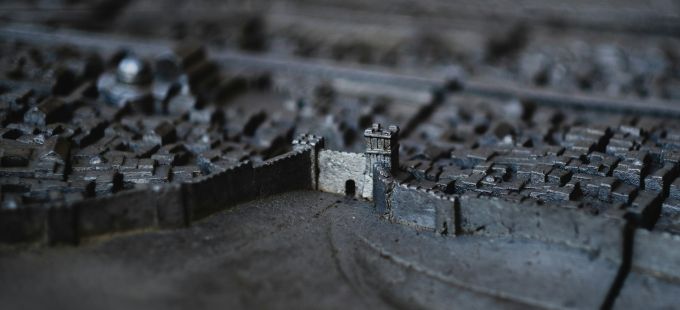 Titelbild: Meinungsverschiedenheiten: Der Cousin, die Burg und die Wissenschaft